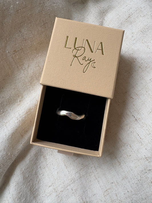 Wavy ring