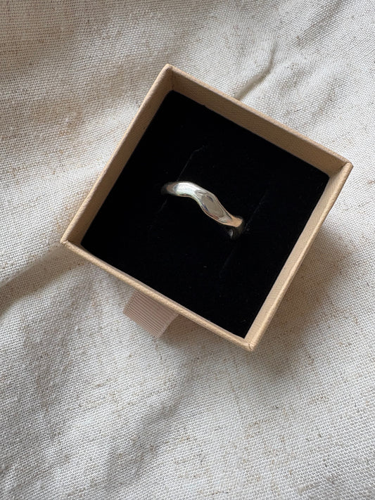 Wavy ring